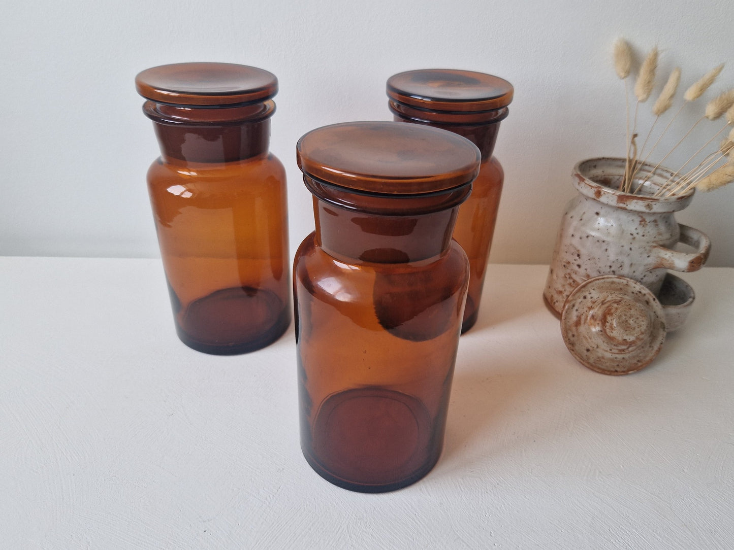 Antieke voorraadpot van glas voor landelijke keuken