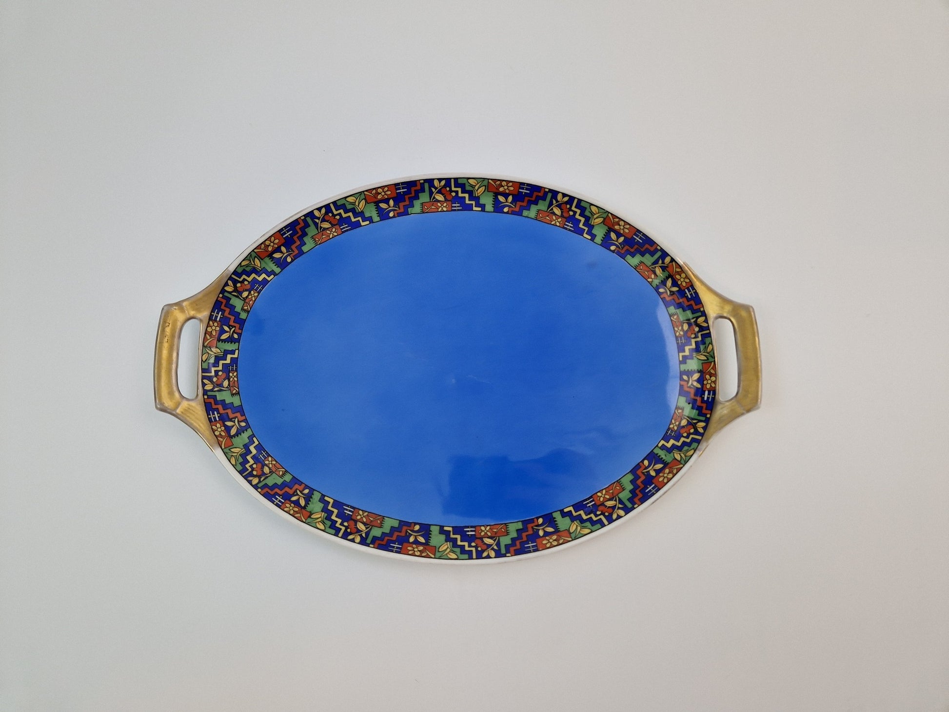 Dienblad blauw met decoratieve rand.