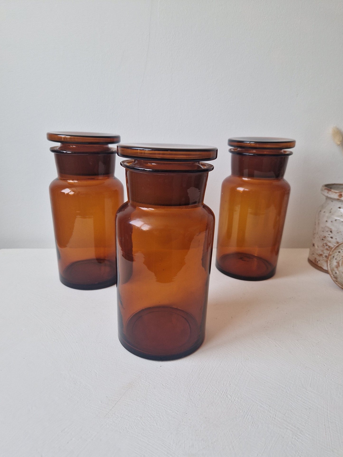 Oude glazen apothekerspot perfect voor woondecoratie