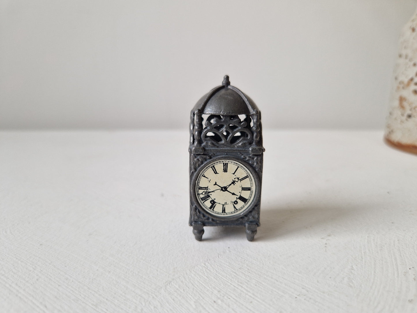 curiosa letterbak miniatuur klokje