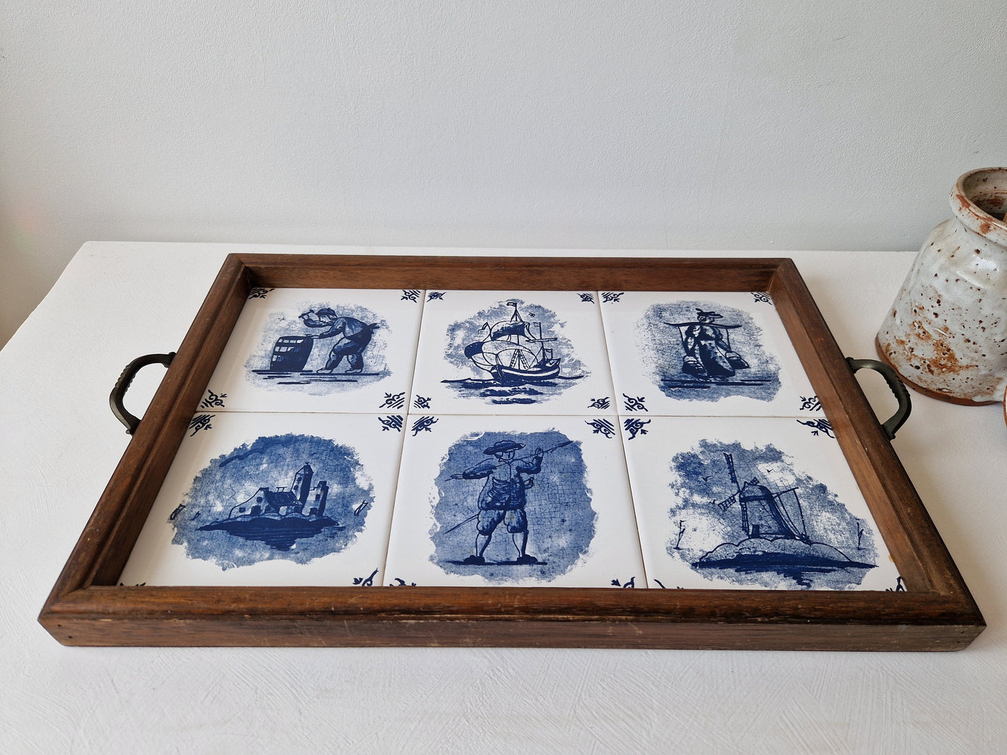 Vintage dienblad met zes tegels