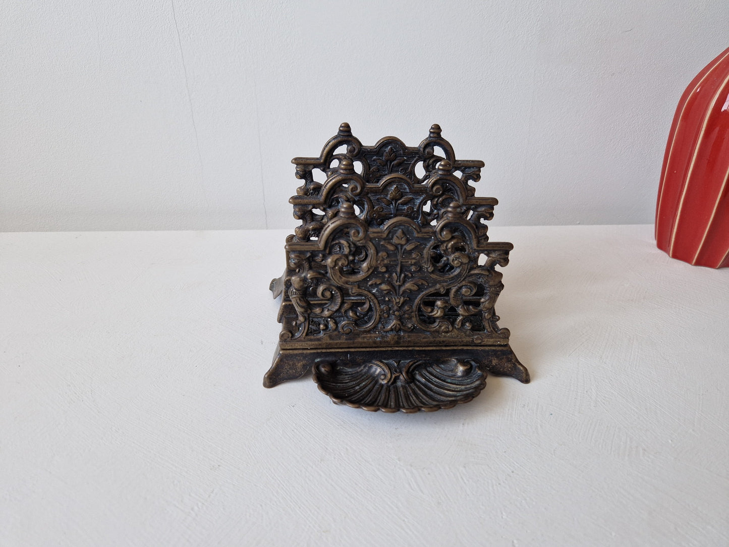 Brievenhouder van messing voor een brocante interieur