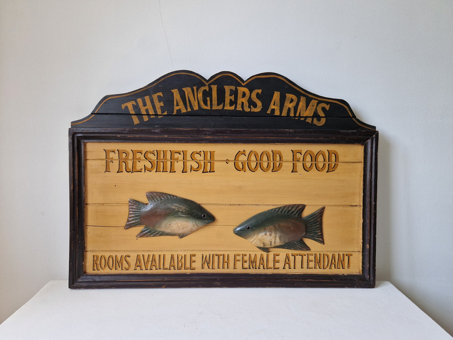 houten vintage bord met tekst en vissendecor