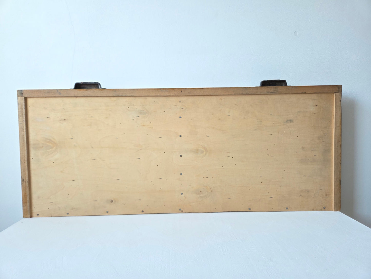houten letterbak 105 gelijke vakjes twee ijzeren handvatten