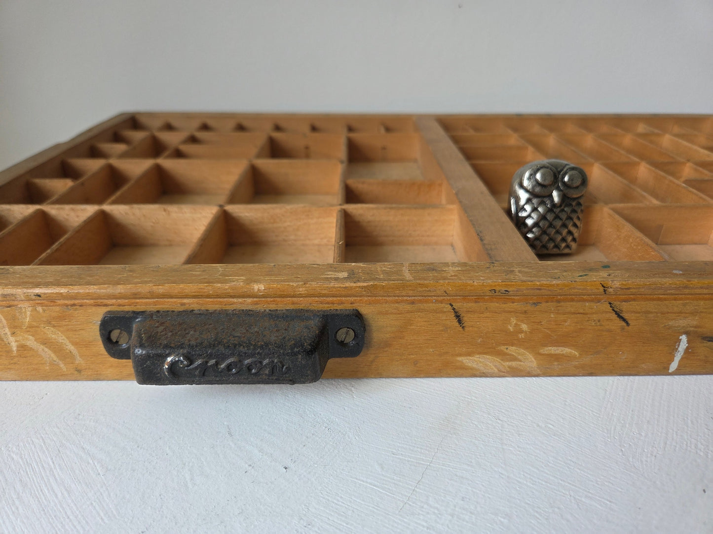 Vintage houten letterbak 106 vakjes goede staat