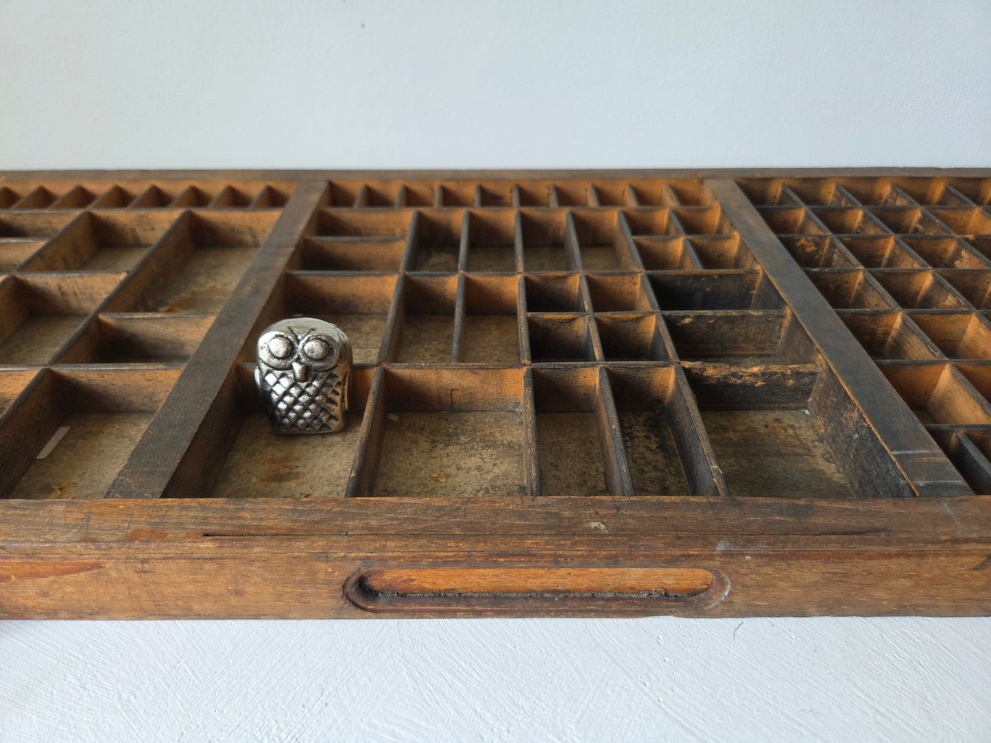 Vintage houten letterbak met 106 vakjes drukkerij