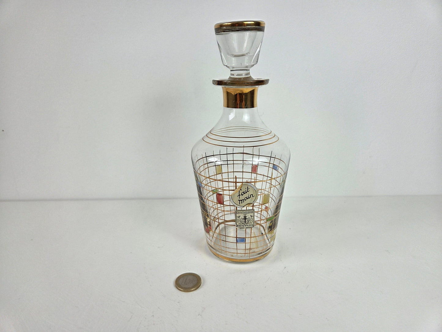 detail handbeschilderde lijnen op karaf