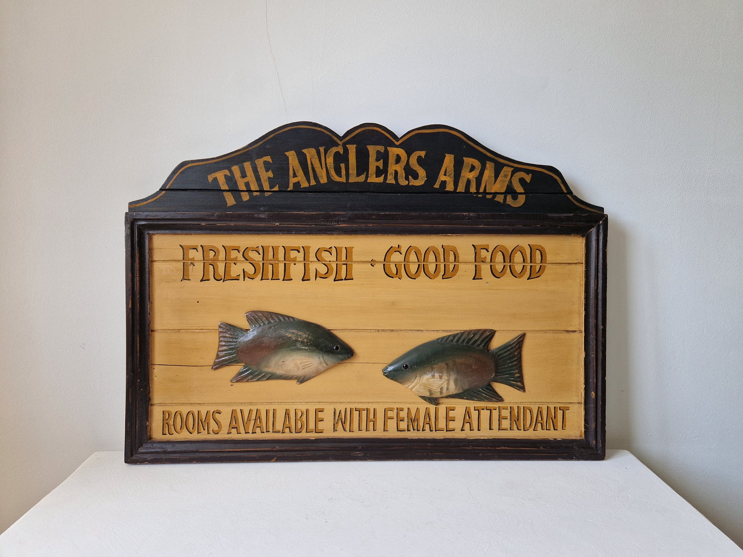 vintage Engels pubbord met 3D vissen en tekst