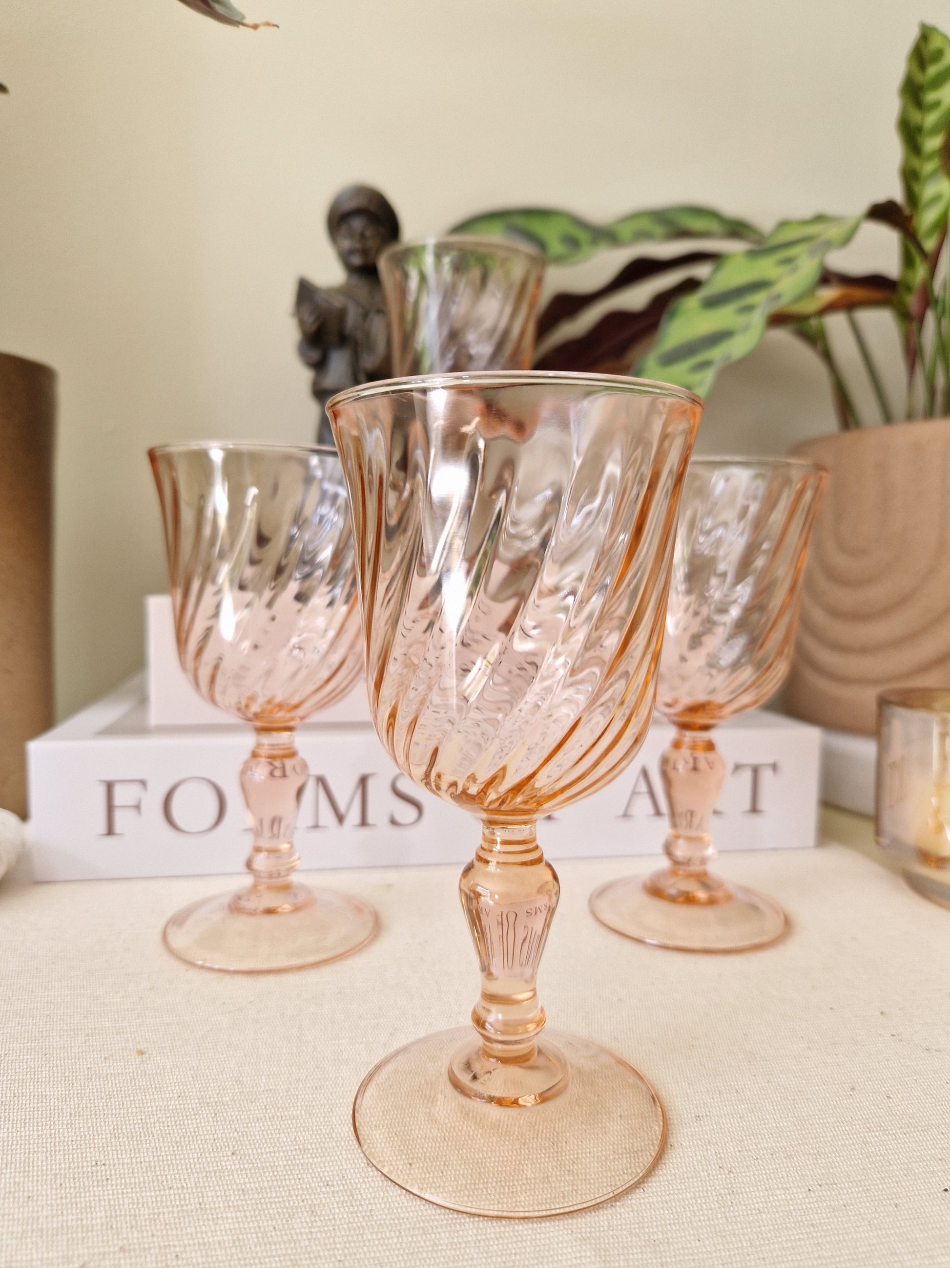 Set van vier roze wijnglazen