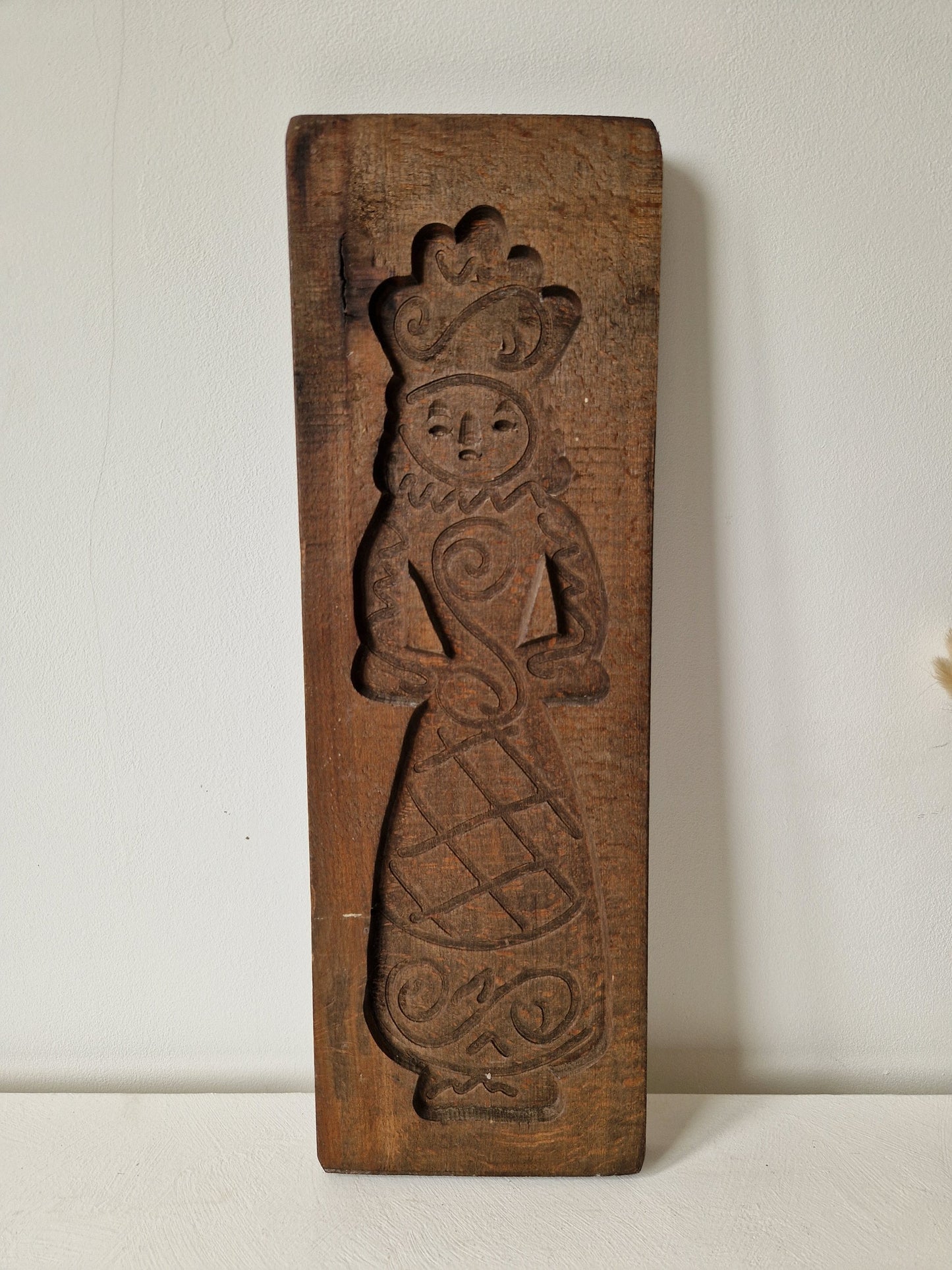 antieke houten speculaasplank met vrouw