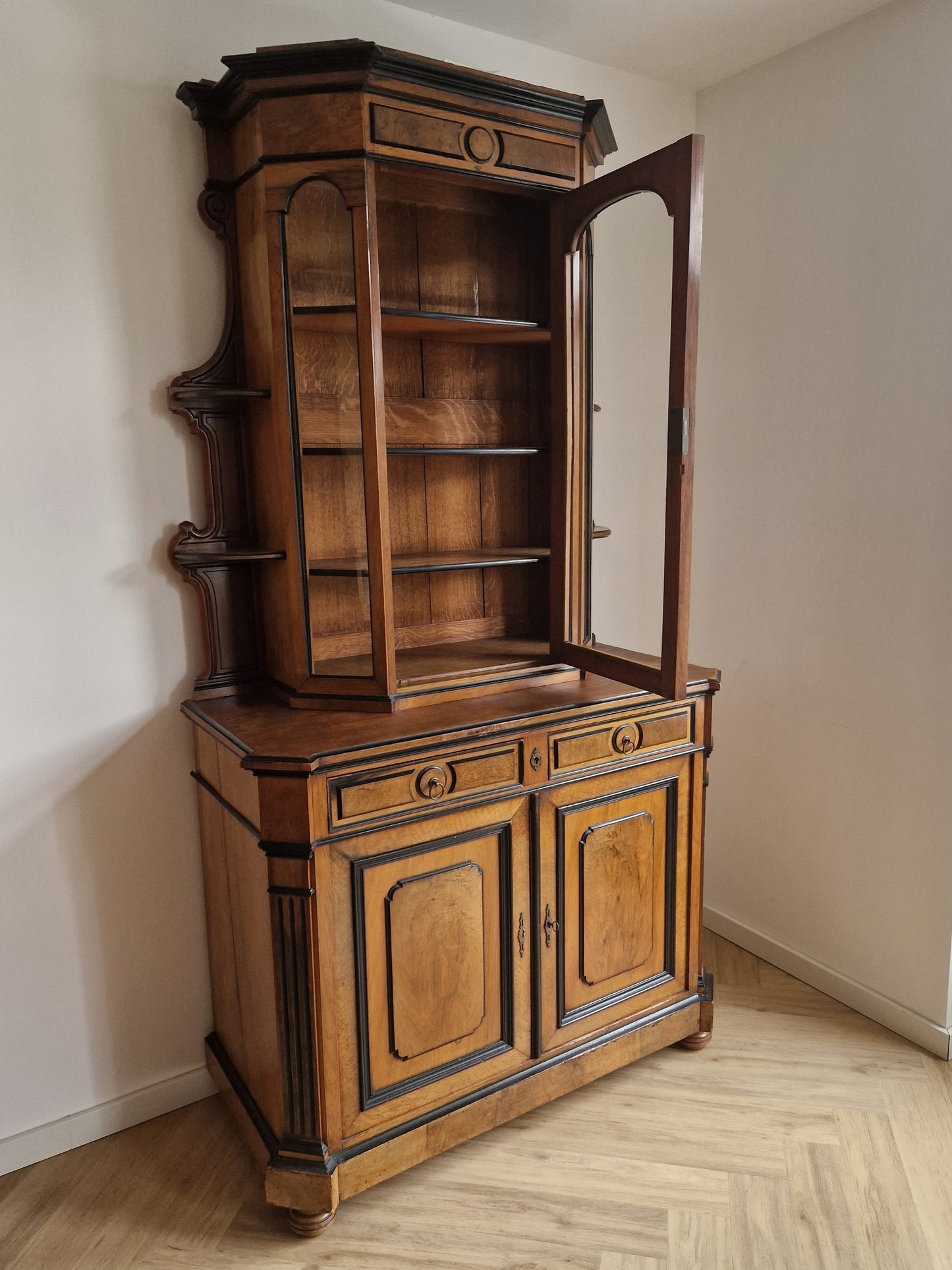 Buffetkast in twee delen met bovenkast en onderkast, ca. 1900