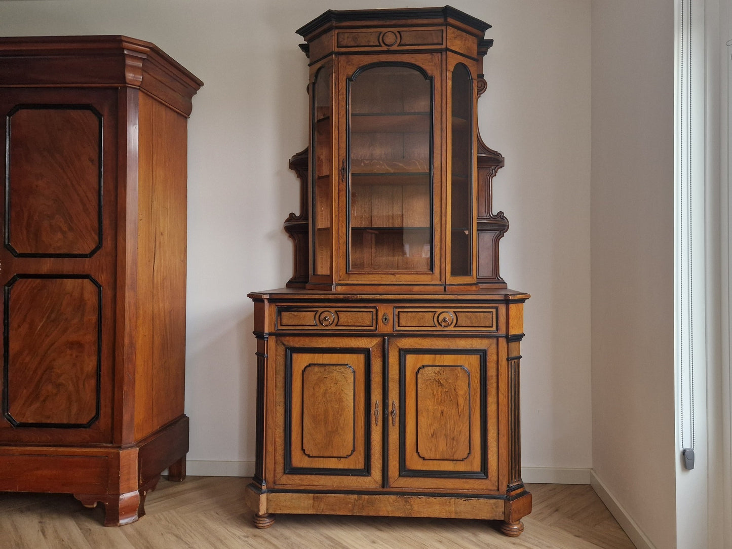 Franse antieke vitrinekast ideaal voor servies of decoratie