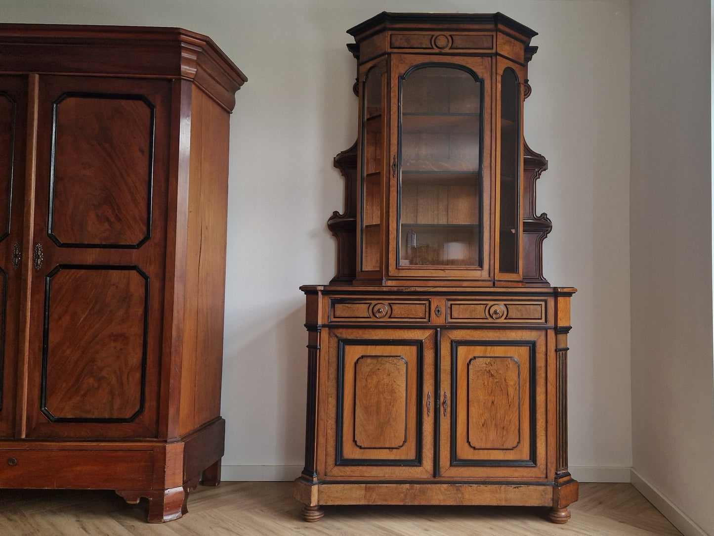 Massief houten buffetkast met originele details en gebruikssporen