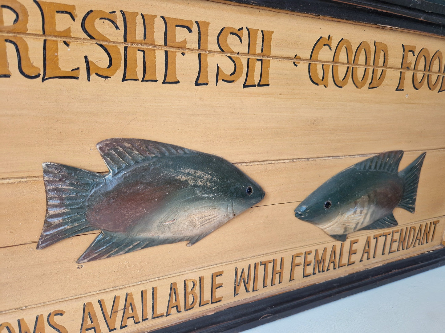 houten wandbord Anglers Arms met opschrift fresh fish
