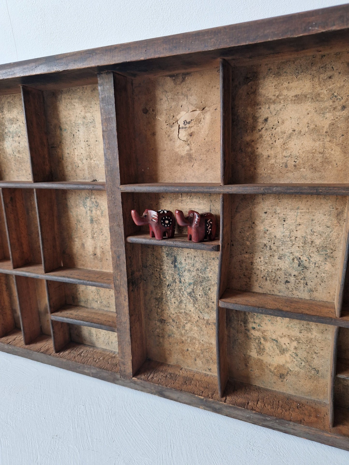 Vintage vakkenkast van hout en oud