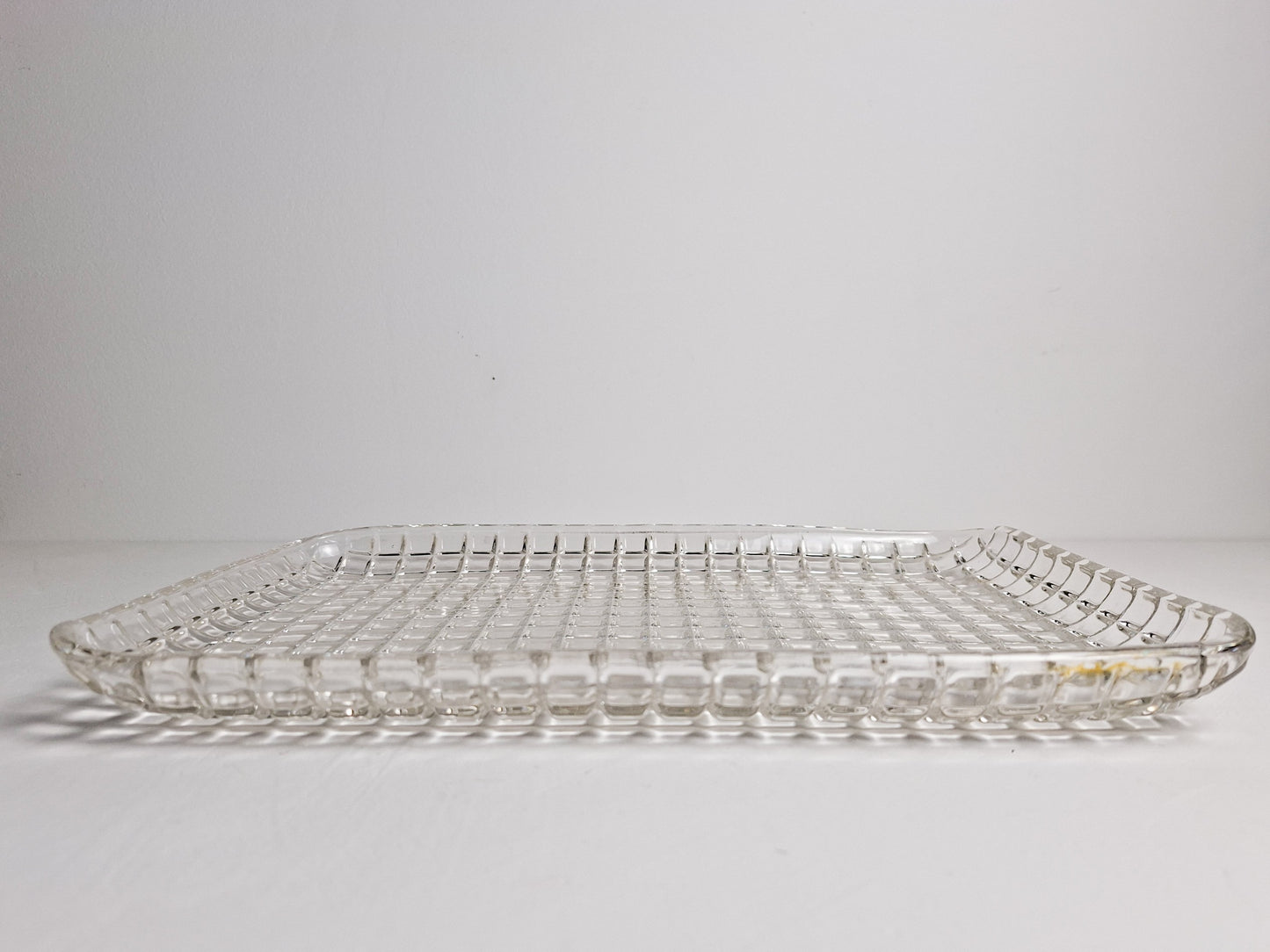 heldere-glazen-plaat-voor-serveren-van-hapjes