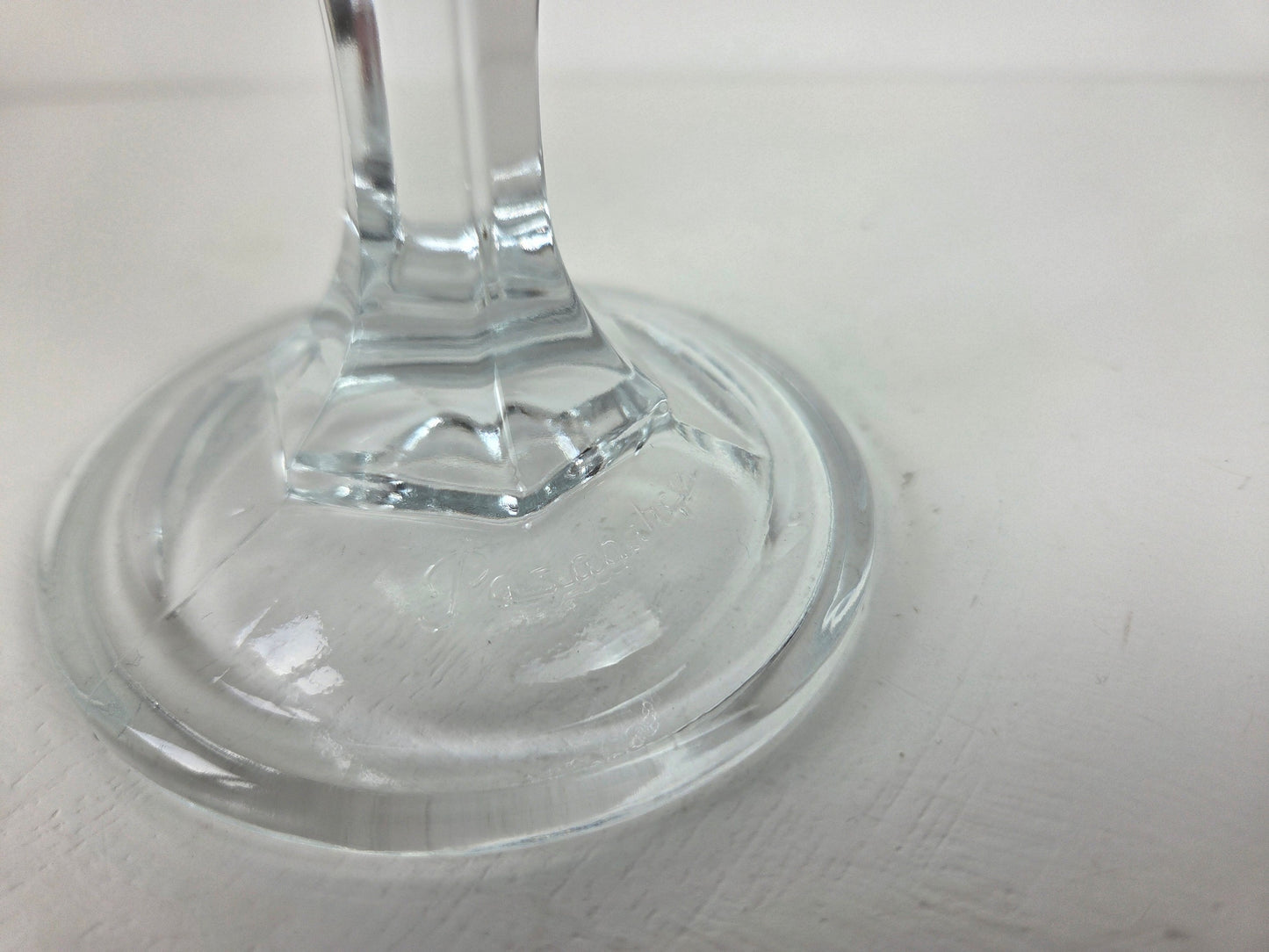 bonbonniere-op-voet-met-facetgeslepen-dekselknop