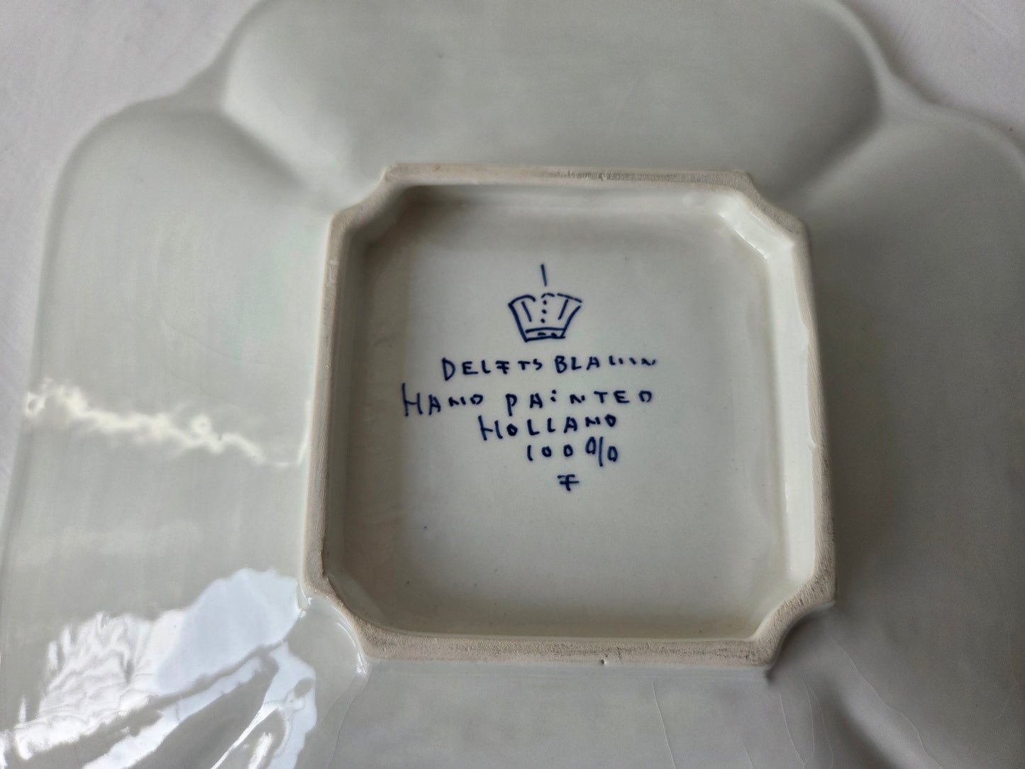 handgeschilderde schaal met golvende rand