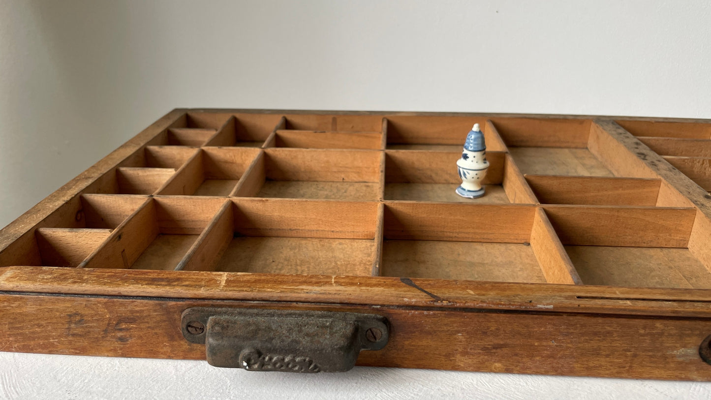 oude houten letterbak met 43 vakjes