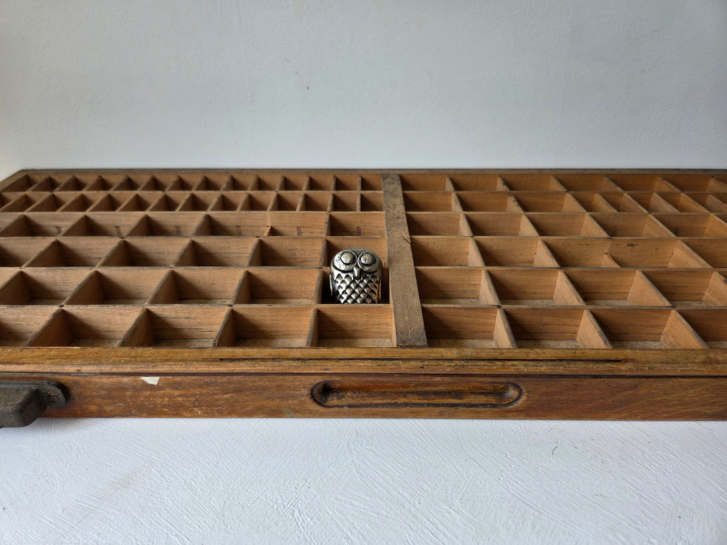 oude letterbak hout met metalen handgrepen