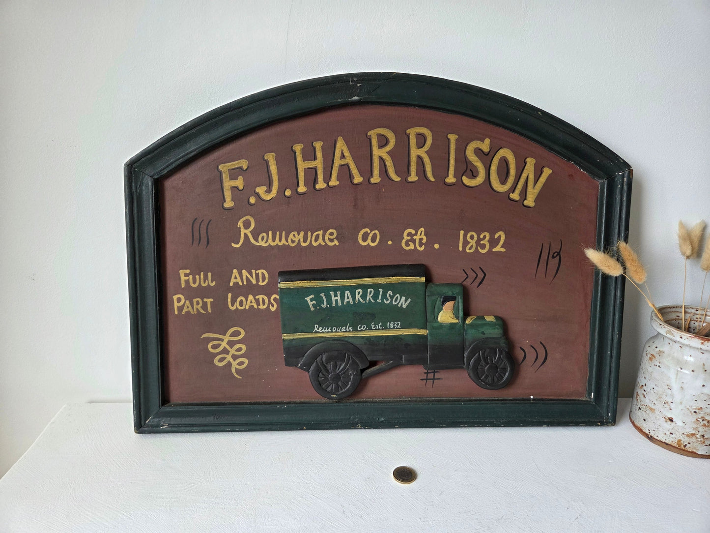 houten plaquette met reliëf verhuiswagen