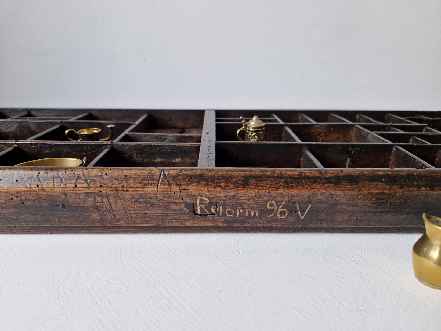 originele drukkerij letterbak met grote en kleine vakken