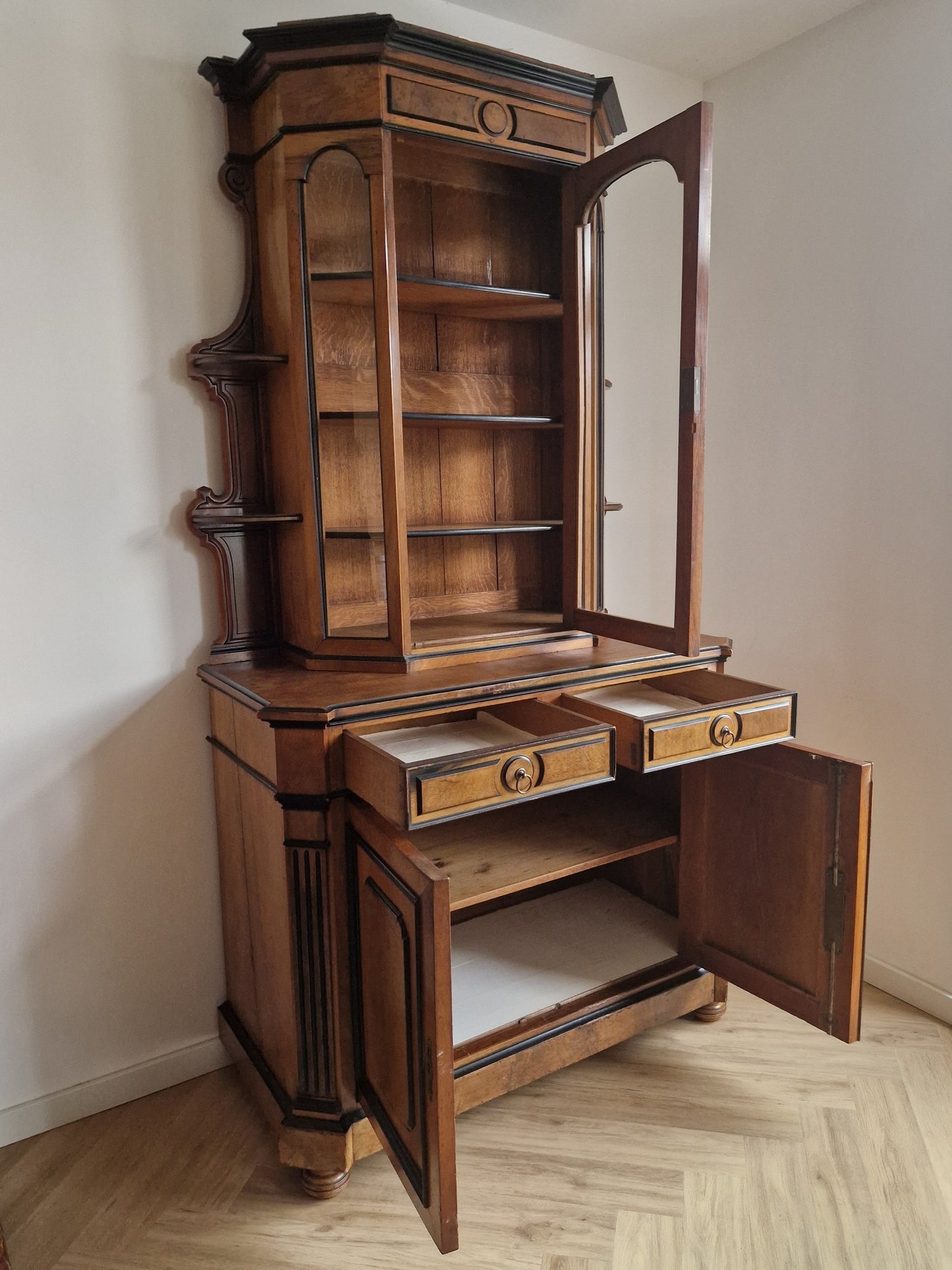 Oude Franse kast met legplanken achter glas en lades onderin