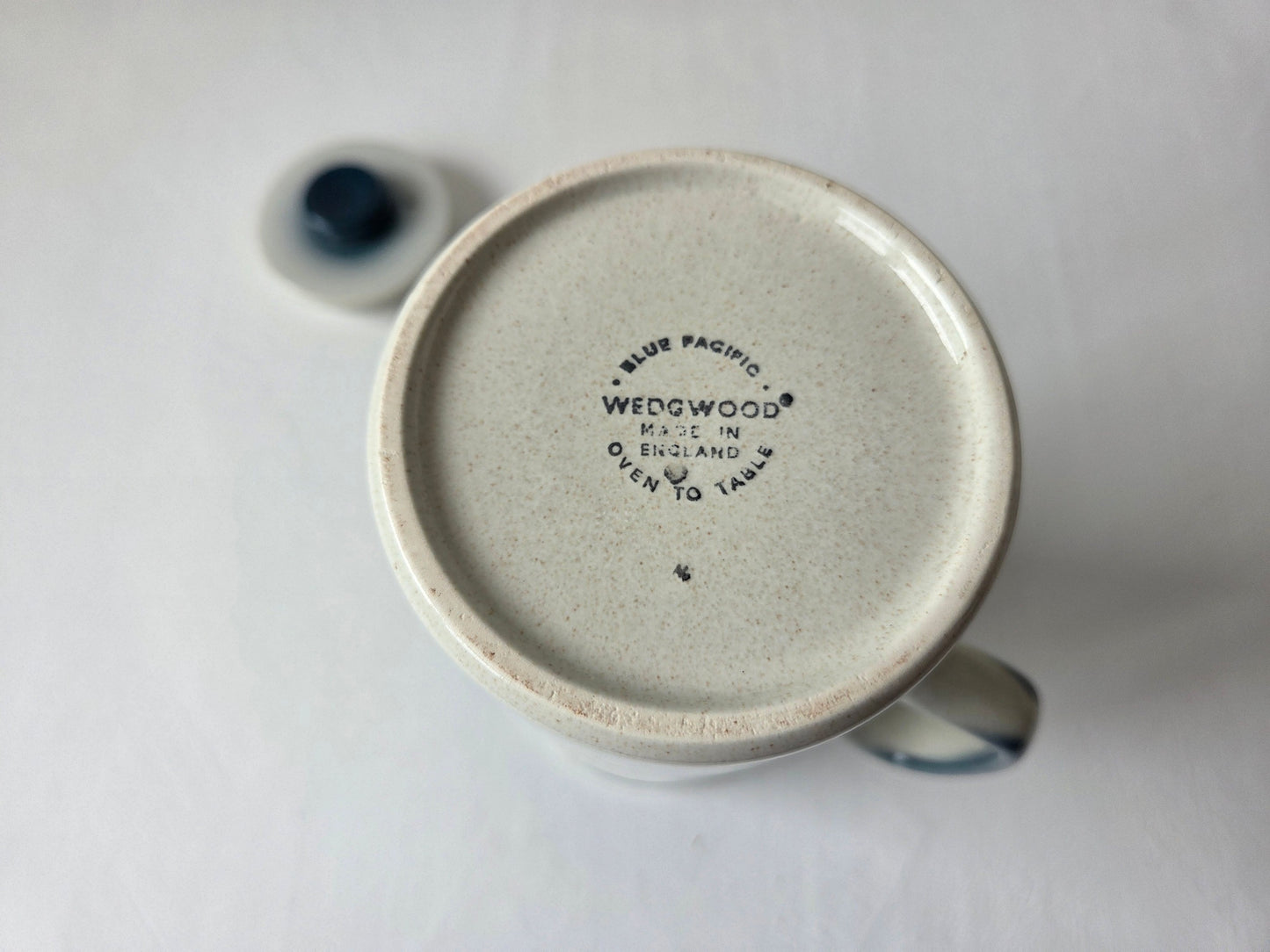Wedgwood Blue Pacific koffiepot wit blauwe band keramiek
