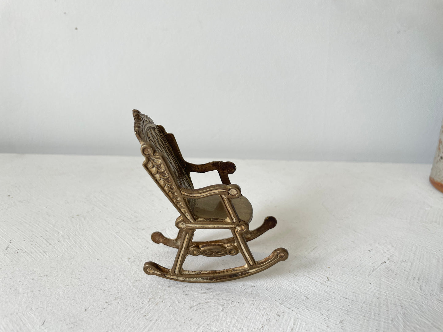 miniatuur schommelstoel van messing