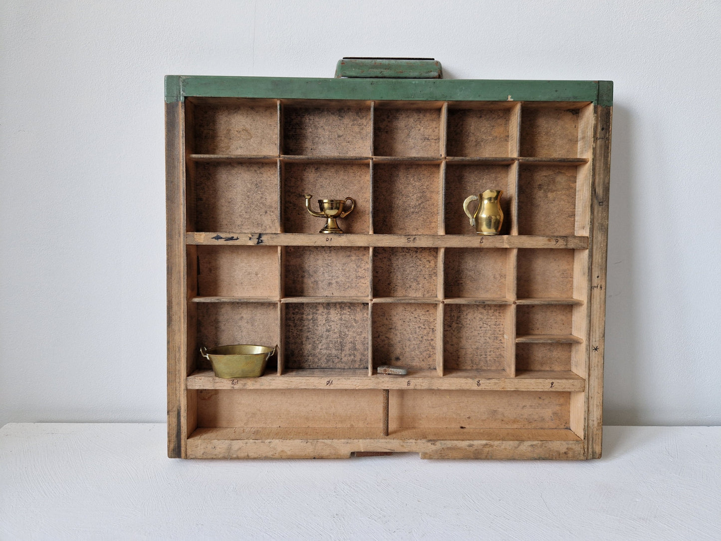 oude houten letterbak voor miniaturen en kleine verzamelobjecten