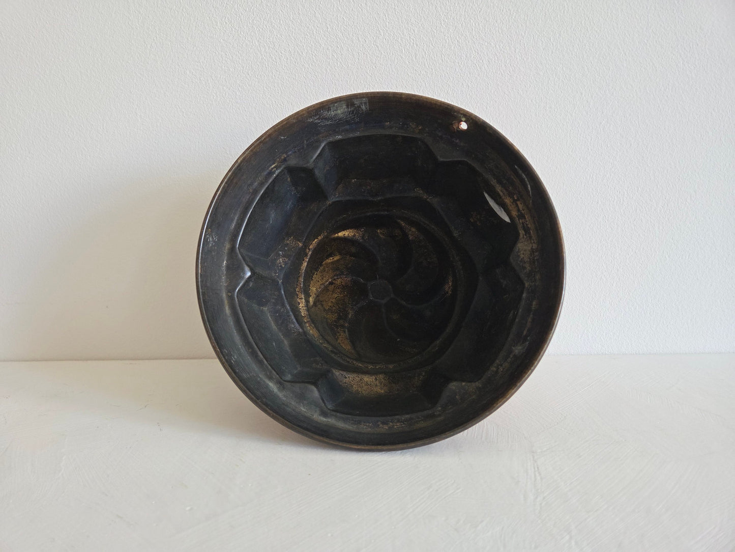 koperen bakvorm met patina en gebruikssporen