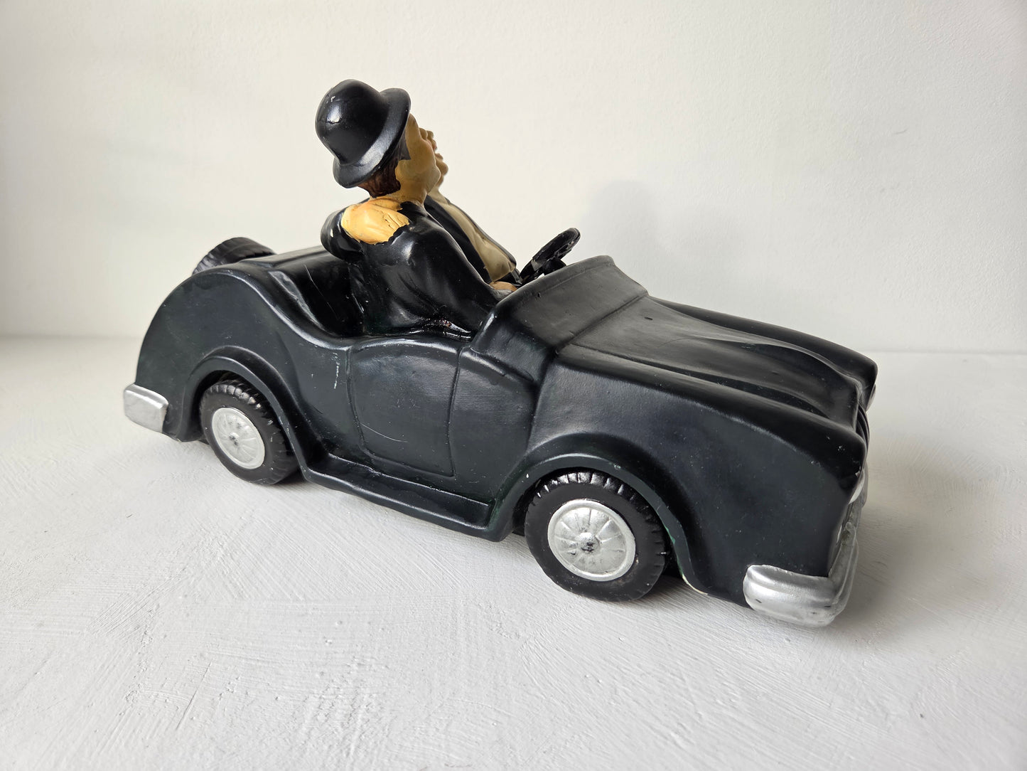 Laurel en Hardy beeld met reparatie bij stuur