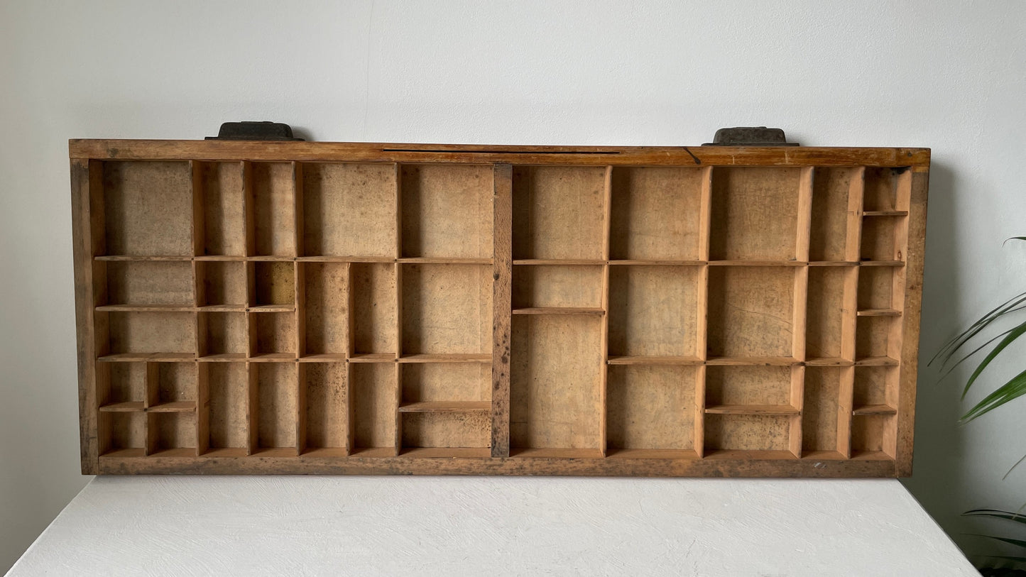 houten letterbak met metalen grepen