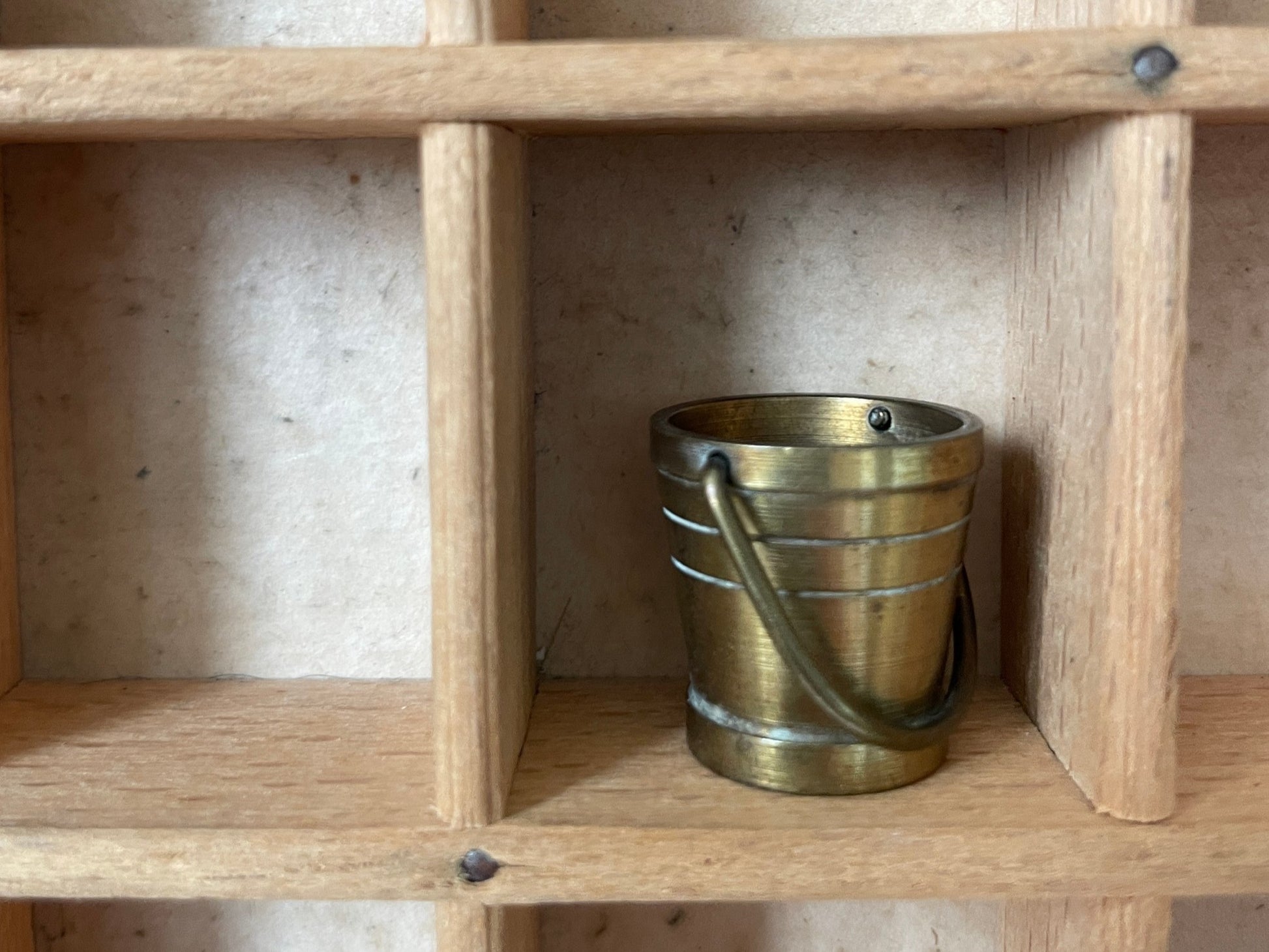 letterbak miniatuur emmer messing
