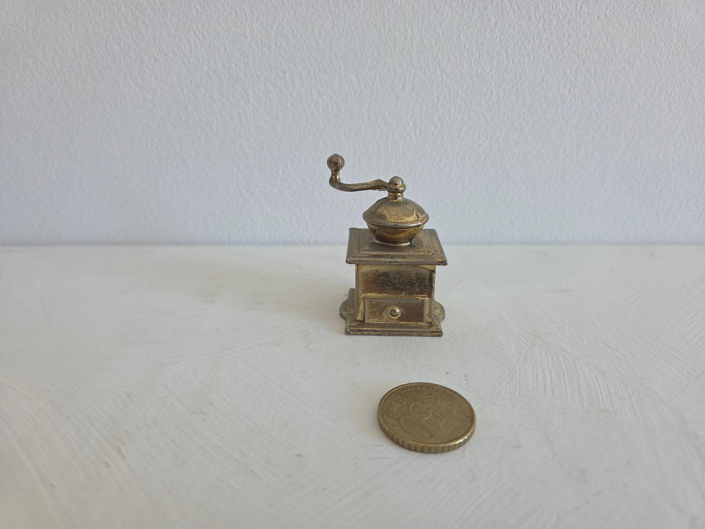 miniatuur koffiemolen met slinger messing