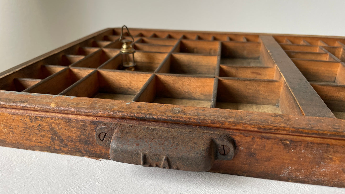 industriële houten letterbak wandrek