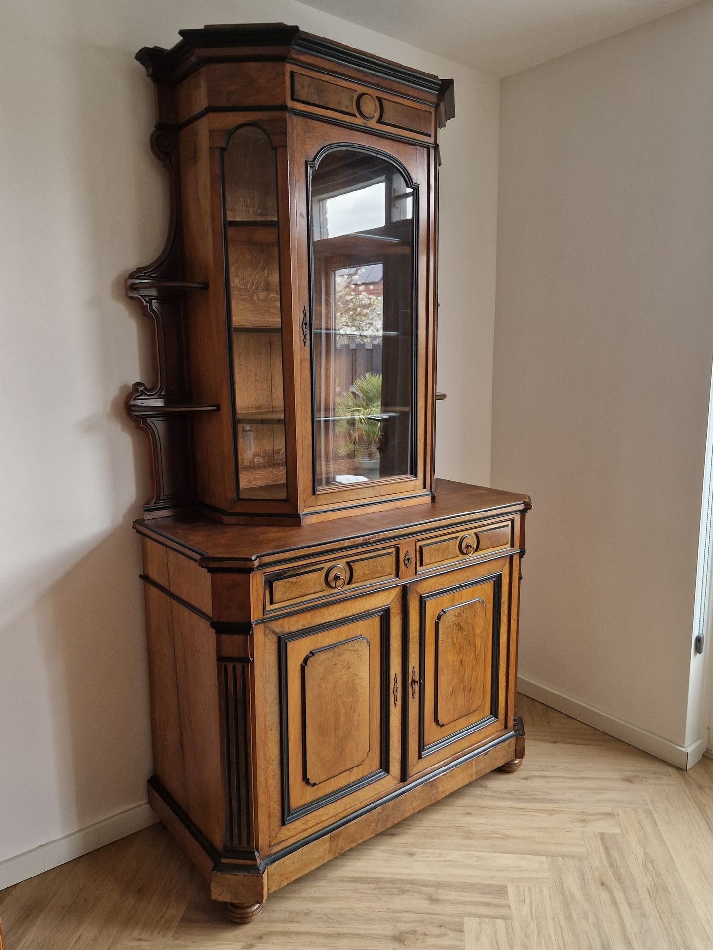 Vitrinekast uit Frankrijk eind 19e eeuw – detailfoto kastdeuren