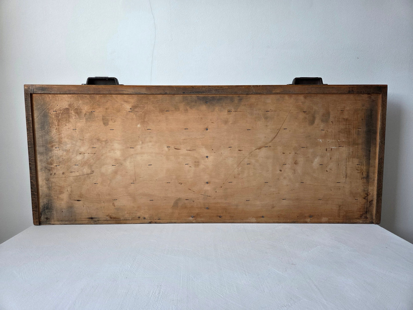 houten letterbak met twee metalen handgrepen bovenop