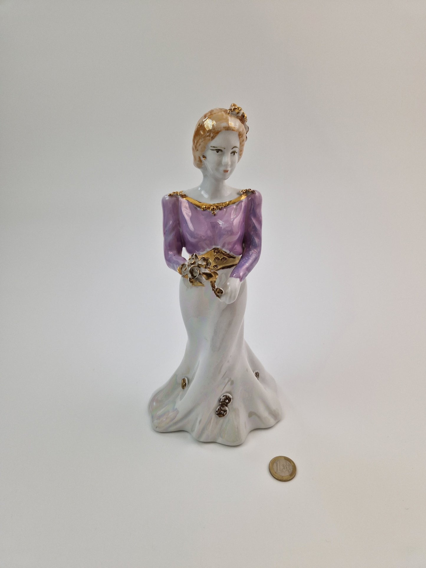 Porseleinen beeld van vrouw in jurk
