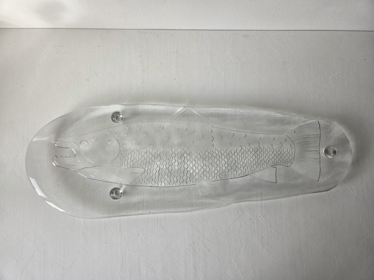 Pukeberg schaal met drie glazen pootjes