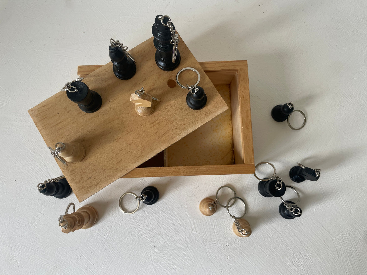 brocante sleutelhanger van schaakstukken