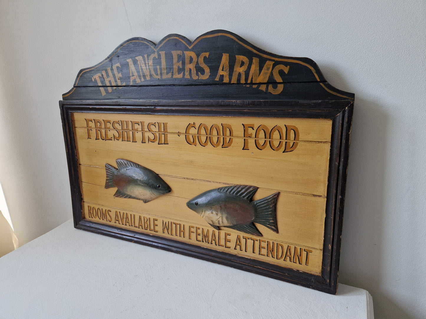 oud pubbord met vissen als decoratie