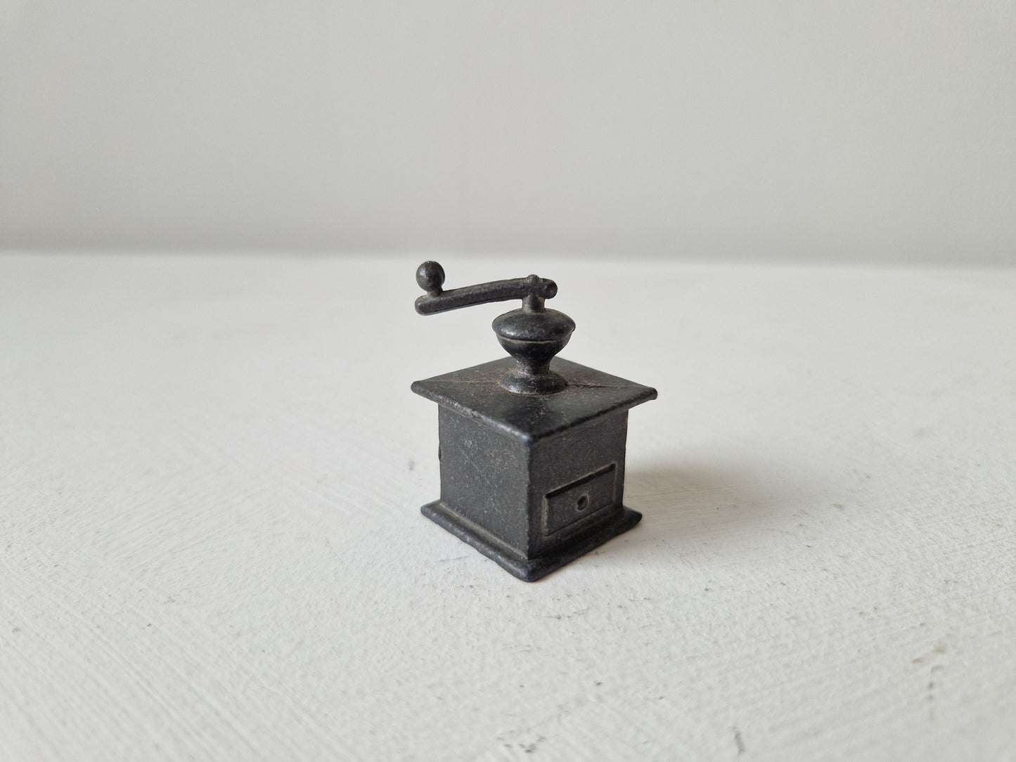 Vintage letterbakminiatuur koffiemolen