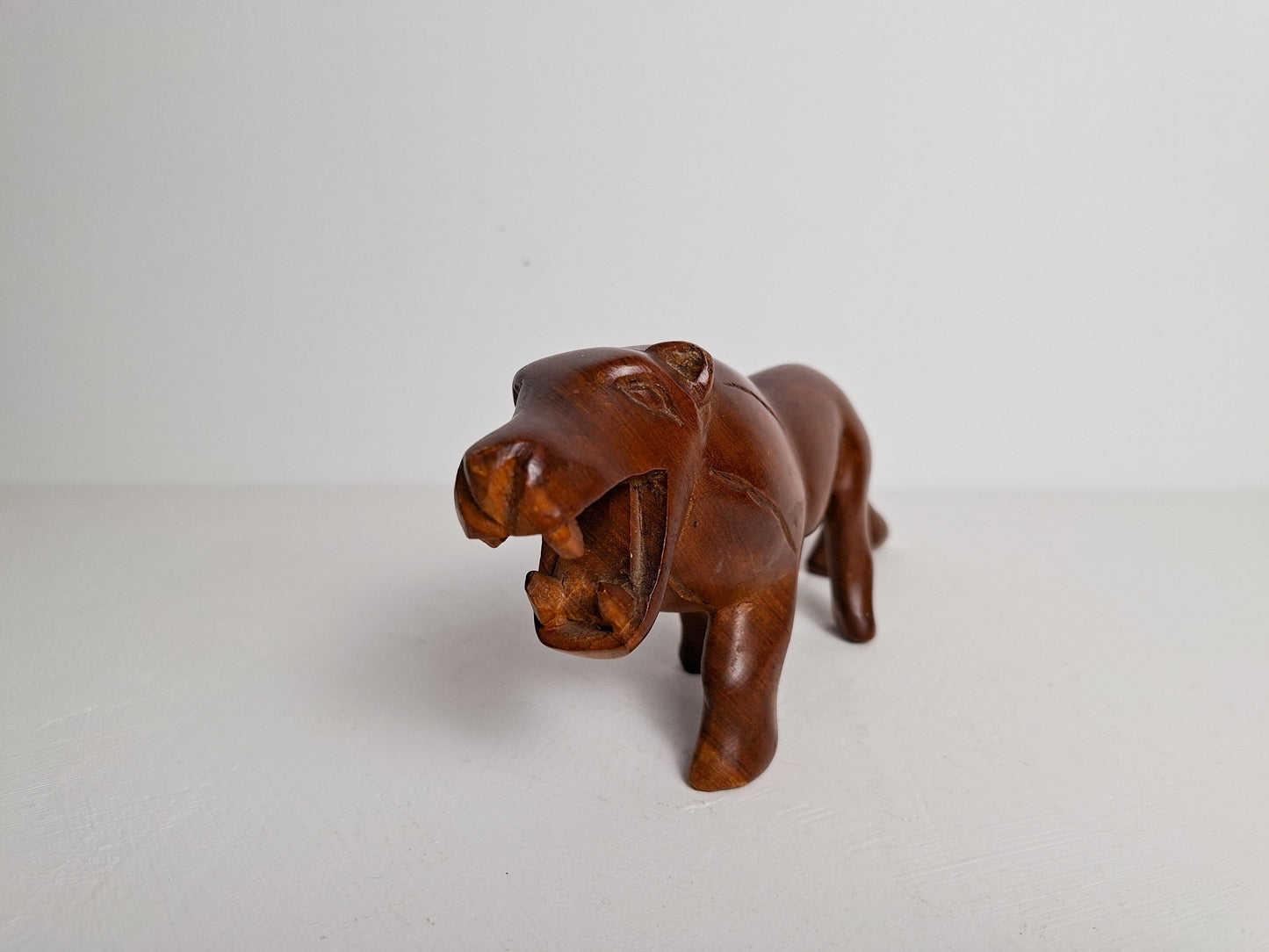 Vintage leeuw beeld van hout