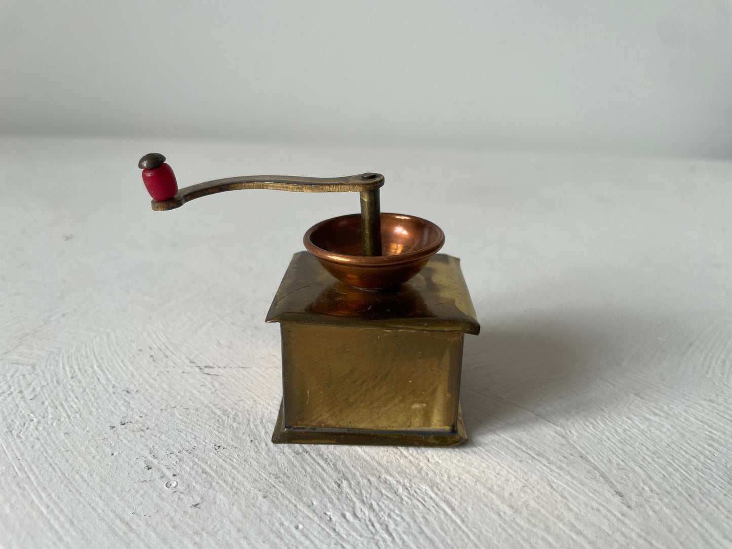messing koffiemolen met koperen bakje