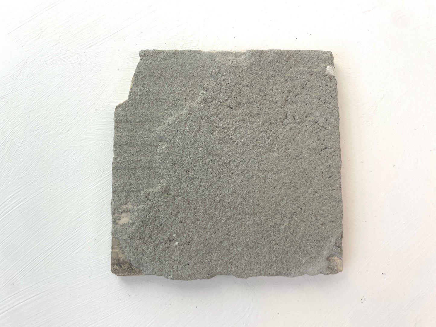 Detail van Delfts blauw schilderwerk op oud tegeltje