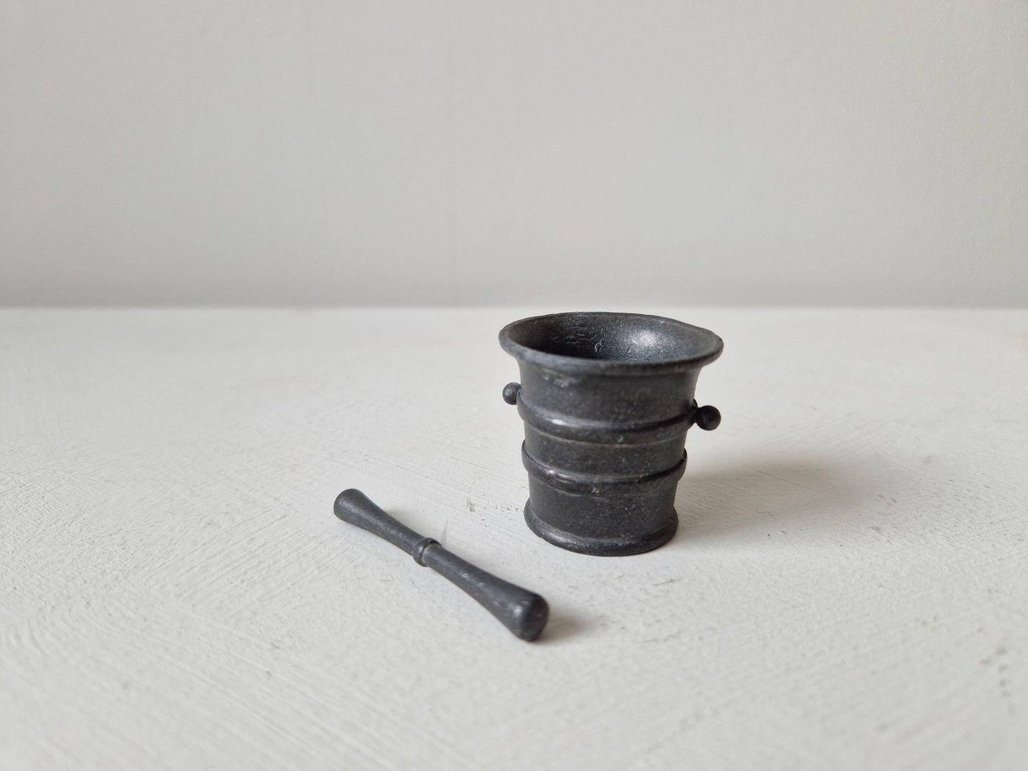letterbak miniaturen vijzel met stamper tin