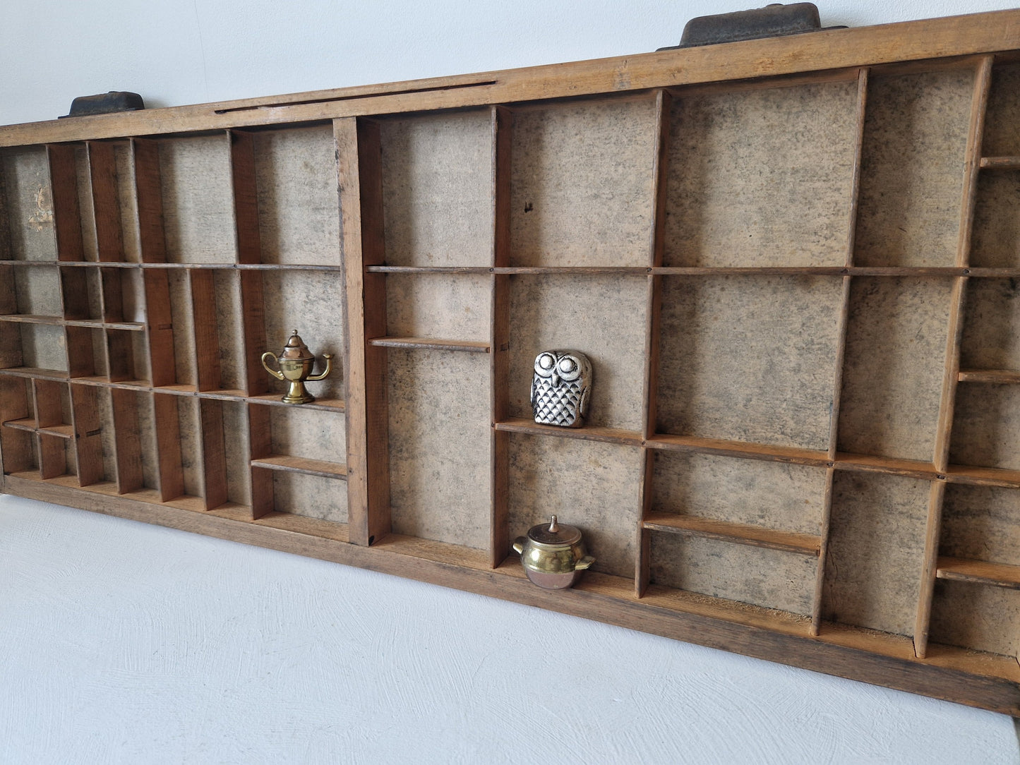 oude letterbak met 43 compartimenten