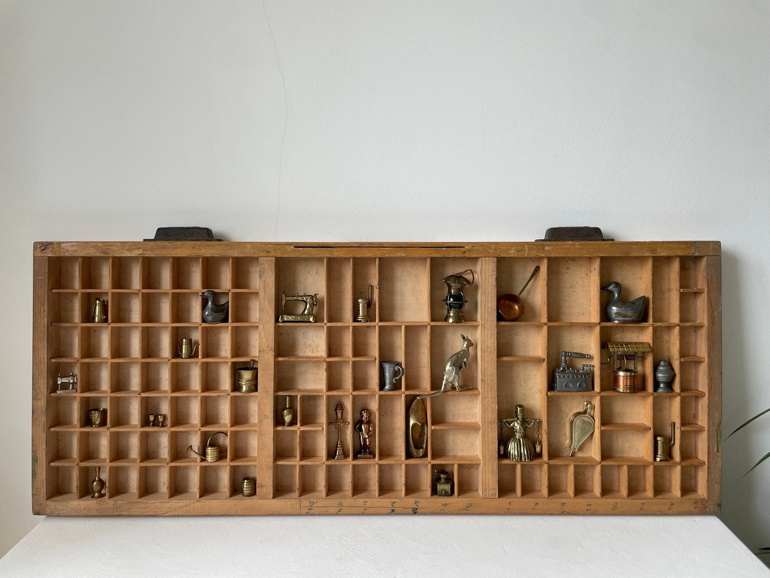 gevulde houten letterbak met letterbakminiaturen