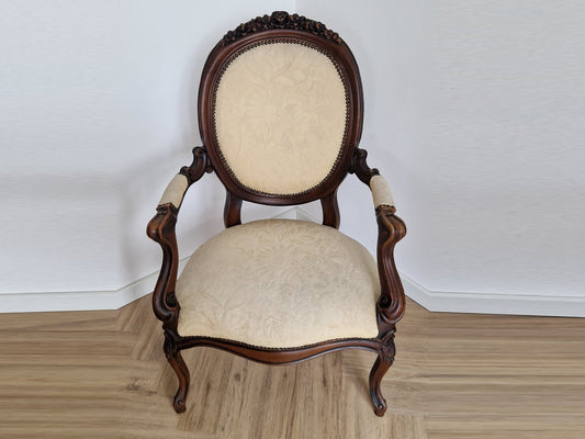 Antieke stoel met witte stoffering